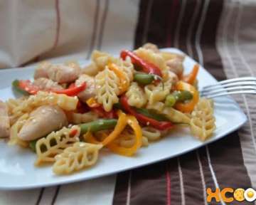 Вкусный салат с куриным филе на каждый стол