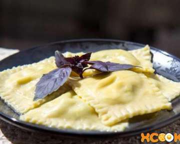 Равиоли с рикоттой и шпинатом — итальянские пельмени: рецепт приготовления с фото