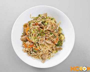 Фото рецепт приготовления вкусного блюда — свиной вырезки с овощами и лапшой Рамен