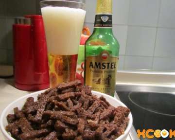 Простой и вкусный рецепт с пошаговыми фото, как сделать домашние сухарики из черного ржаного хлеба с чесноком