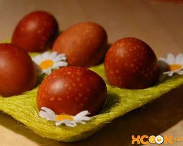 Подробный пошаговый рецепт с фото, как красить яйца на Пасху луковой шелухой