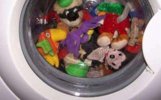 Как правильно стирать большие и маленькие мягкие игрушки в стиральной машине и вручную, и можно ли это делать дома?