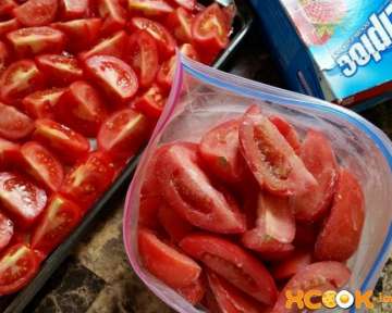 Свежие замороженные помидоры на зиму – рецепт с пошаговыми фото, как правильно заморозить кусочками и целиком в морозилке в домашних условиях
