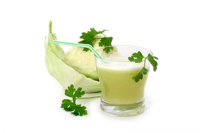 свежевыжатый капустный сок с зеленью петрушки и четвертинка кочана капусты