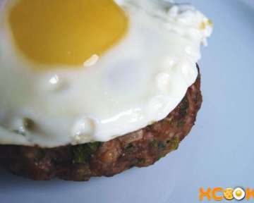 Рецепт и технология приготовления рубленного бифштекса с яйцом из говяжьего фарша с пошаговыми фото