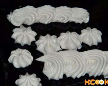 Простой пошаговый рецепт с фото приготовления белкового заварного крема для украшения торта в домашних условиях