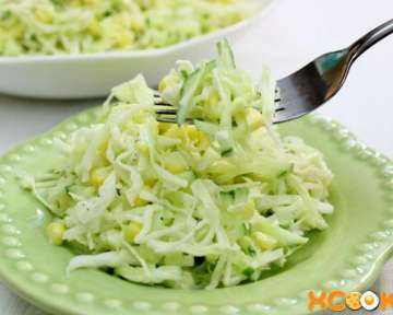 Салат из свежей капусты, огурцов, кукурузы и зеленого яблока – простой рецепт приготовления с пошаговыми фото