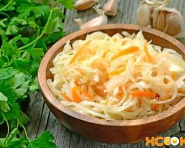 Как в домашних условиях правильно и вкусно квасить капусту в банках? — рецепты