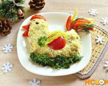 Пошаговый фото рецепт приготовления в домашних условиях вкусного новогоднего салата в виде петуха