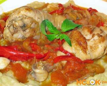 Пошаговый рецепт приготовления тушеной на сковороде курицы с баклажанами и помидорами в домашних условиях с фото