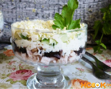 Вкусный салат с черносливом, курицей и огурцом – приготовление слоями с грецким орехом по пошаговому фото рецепту