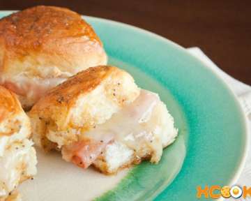 Простой пошаговый фото рецепт, как приготовить горячие сэндвичи с ветчиной, сыром и соусом в духовке