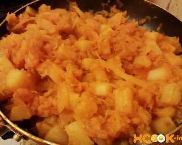 Тушеная свежая капуста с картошкой на сковороде — вкусный рецепт приготовления с фото