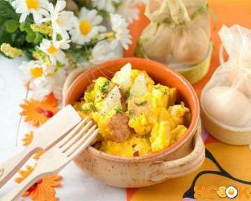 Рецепт приготовления простого и вкусного омлета с добавлением кусочков хлеба и молока в домашних условиях с фото