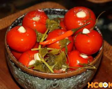 Быстрые маринованные помидоры с чесноком и зеленью — рецепт приготовления с пошаговыми фото