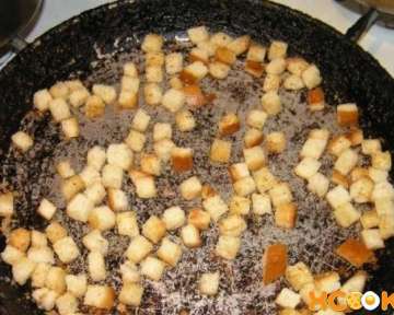 Рецепт с фото пошаговый, как пожарить сухарики из хлеба с чесноком и приправой на сковороде в домашних условиях
