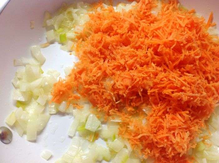 тертая морковь на сковороде