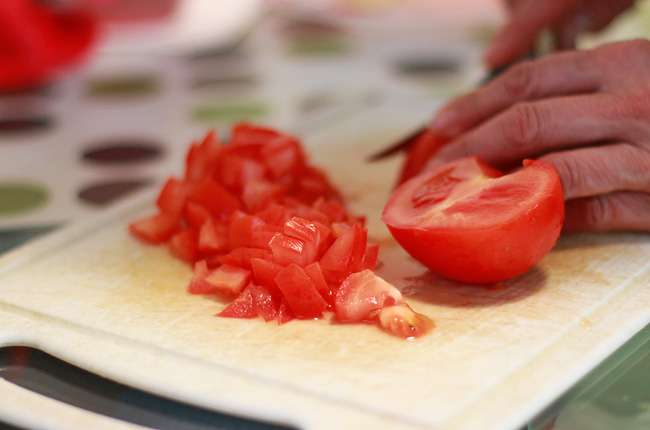 Как резать помидоры кубиками?