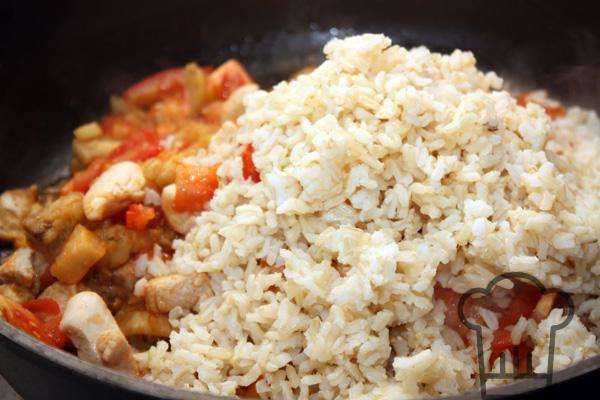 рис на сковороде