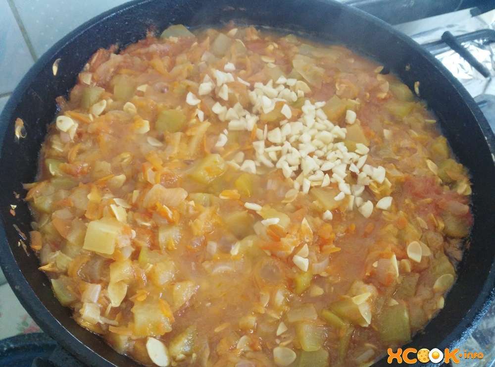 Как вкусно потушить кабачки на сковороде с чесноком и майонезом фото