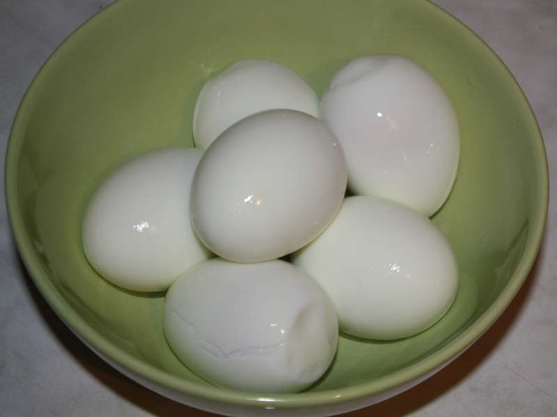 Купить яйца в белоруссии. Белорусские маринованные яйца. Маринад для яиц куриных. Маринованные куриные яйца. Куриное яйцо на ножках.