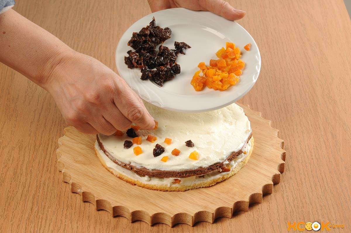 Торт с сухофруктами. Украшение торта курагой. Украшение торта сухофруктами. Украшение торта курагой и орехами.