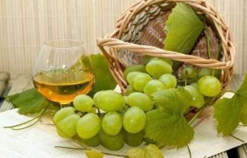 белый виноград и вино
