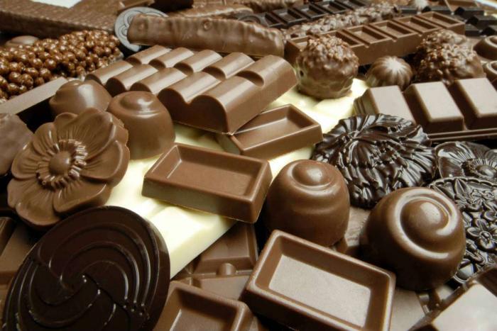 шоколадные конфеты и шоколад в разных формах