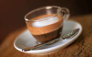 напиток какао в прозрачной стеклянной чашке