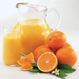 апельсиновый сок в графине и стакане, а также апельсины в целом и разрезанном виде