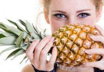 девушка, держащая в руках ананас
