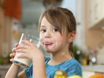 девочка со стаканом кедрового молока
