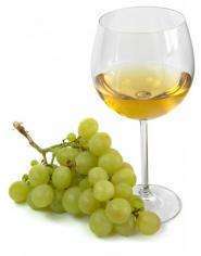 небольшая гроздь винограда Шардоне и вино