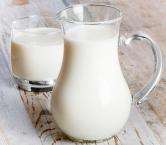 имбирное молоко в графине и в стакане