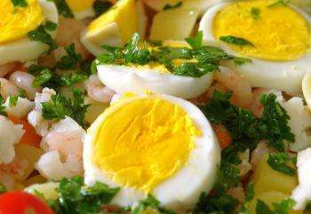 вареные яйца в салате