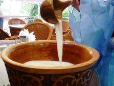 верблюжье молоко в керамической посуде