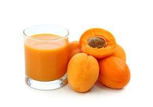 свежевыжатый абрикосовый сок и абрикосы