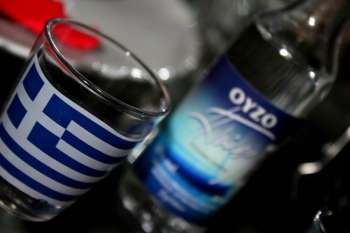 греческая водка в бутылке и стакане