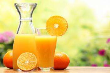 бутыль и стакан апельсинового сока, а также апельсины в целом и разрезанном виде