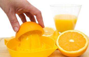 отжим апельсинового сока в ручной соковыжималке