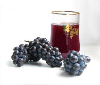 красный виноградный сок в стеклянном стакане