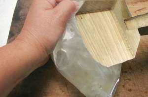дробление льда в пакете при помощи деревянного молотка
