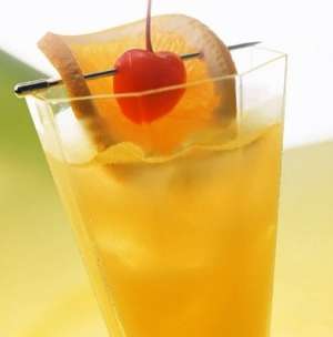 коктейль из абрикосового компота с долькой лимона и коктейльной вишенкой
