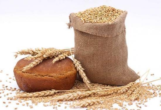 пшеница в мешке, пшеничный колоски и хлеб