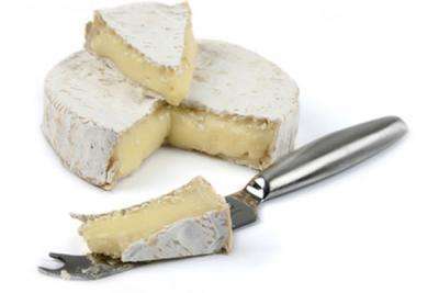 Как правильно есть этот вид сыра?