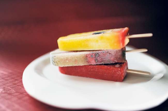 фруктовое мороженое в тарелке на столе с бордовой скатертью