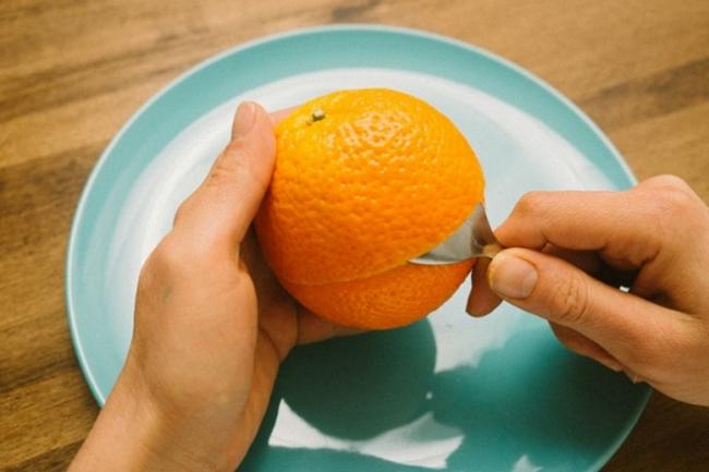 Как почистить апельсин при помощи ложки?