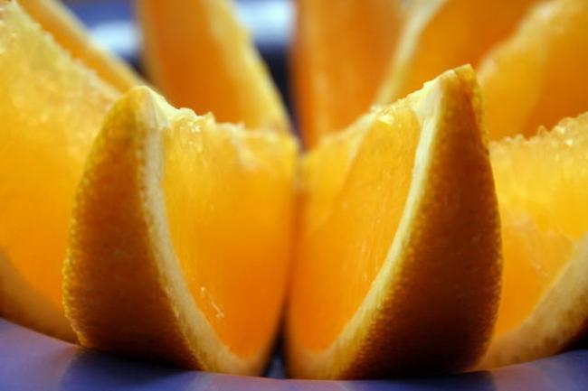 апельсин в кожуре нарезанный дольками