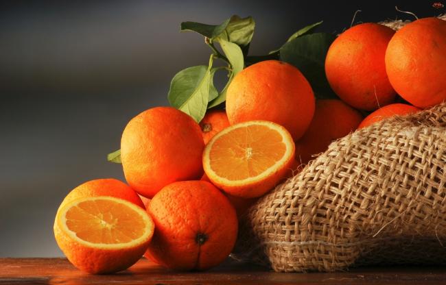 апельсины в мешковине целые с листочками и половинками