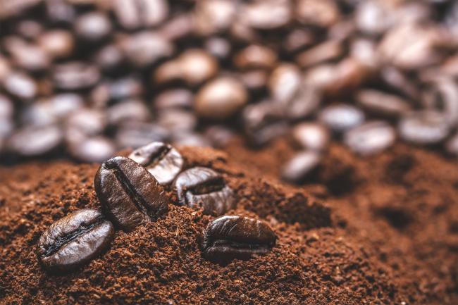 натуральный кофе в зернах и молотый